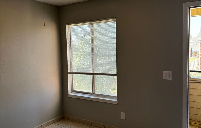 2 beds, 1 bath, 860 sqft, $865, Unit 10122-9