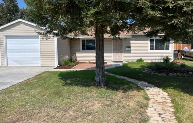 Spacious 2 bed 1bath home in the well desired Arden-Arcade Area!