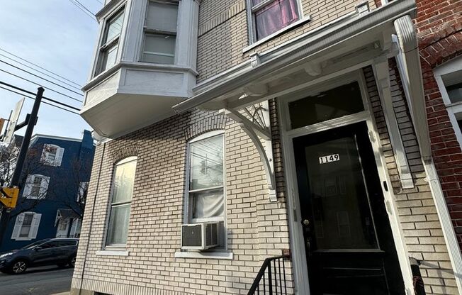 3 beds, 1 bath, $1,595, Unit 3rd Floor