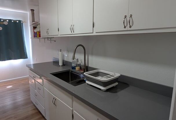 Modern Top Floor Condo, Newly Remodeled -Upgraded kitchen and bathroom