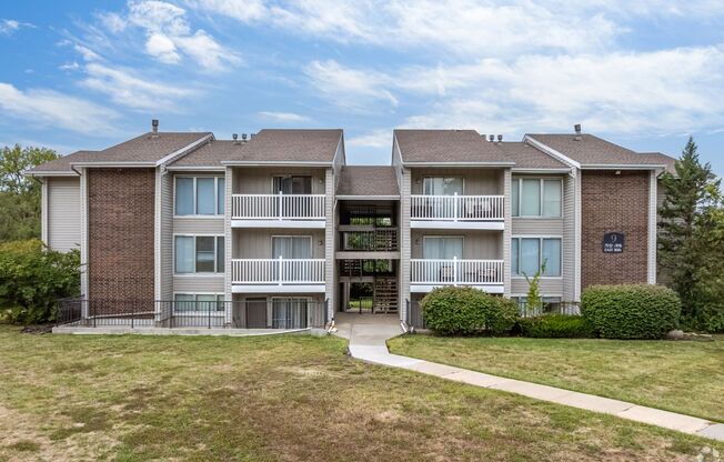 2 beds, 1 bath, 1,044 sqft, $1,000, Unit 404