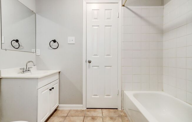 Studio, 1 bath, 400 sqft, $995, Unit 12