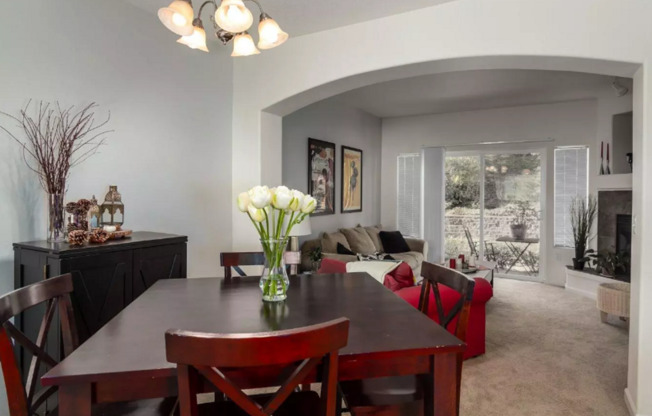 *2nd month of rent free!* Gorgeous Murrayhill Town Home in a community close to Shopping, Restaurants and Parks.