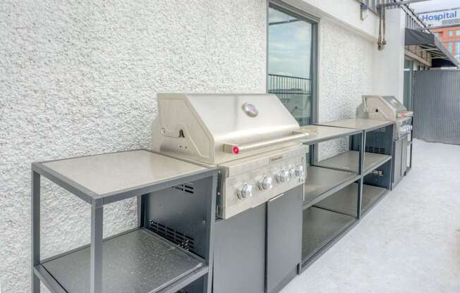 Grilling Area at Iris Luxury Apartments, Memphis, 38105