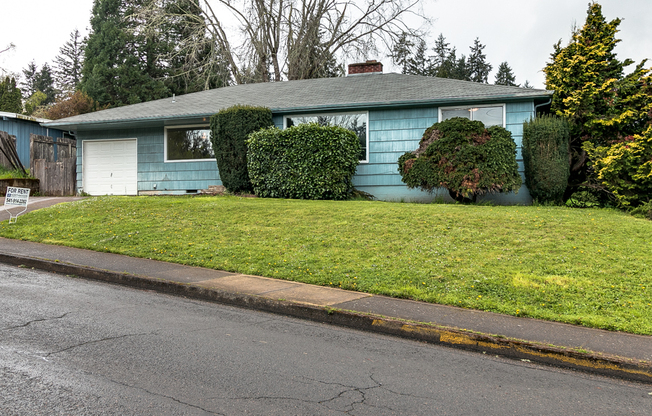 3-Bedroom, 1-Bath duplex In Eugene South Hills!