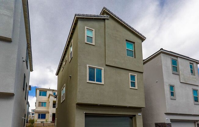 3 beds, 3.5 baths, $2,650