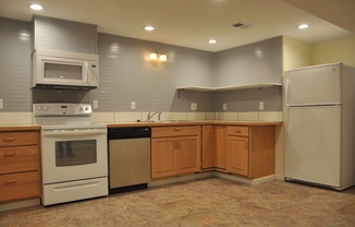 Basement Apartment, 2 bed 1 bath close to Food Trucks on Best