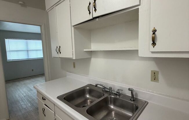 2 beds, 1 bath, 802 sqft, $1,350, Unit 221