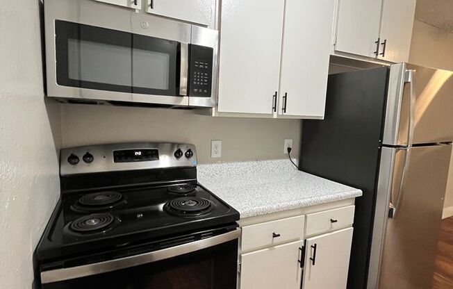 2 beds, 1 bath, 896 sqft, $1,895, Unit 070