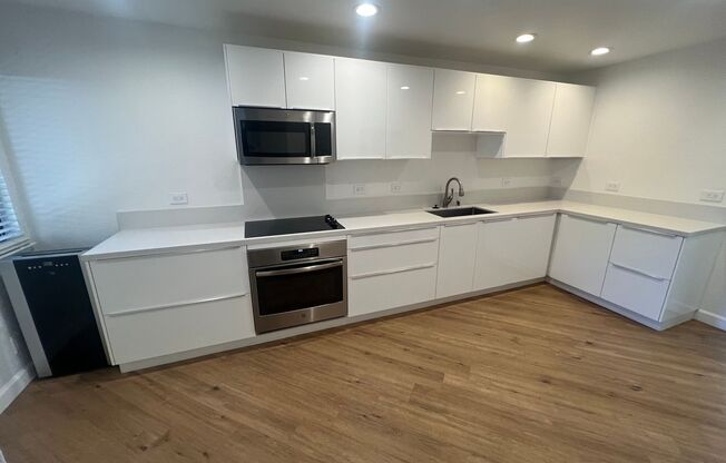 Beautiful upgraded 3 bed 2.5 bath Townhouse in Mountain View. Must See!