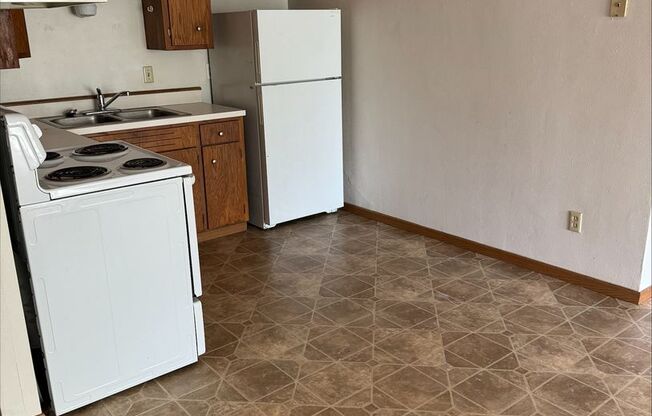 2 beds, 1 bath, $875, Unit 6