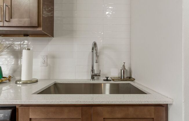 1 bed, 1 bath, 570 sqft, $950, Unit 82-102