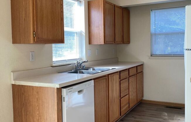 Bright & Convenient Townhouse Living!