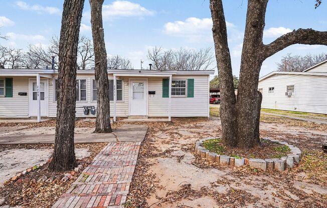 HOUSING VOUCHERS ACCEPTED! Welcome to 2211 Barbell Lane in Fort Worth!
