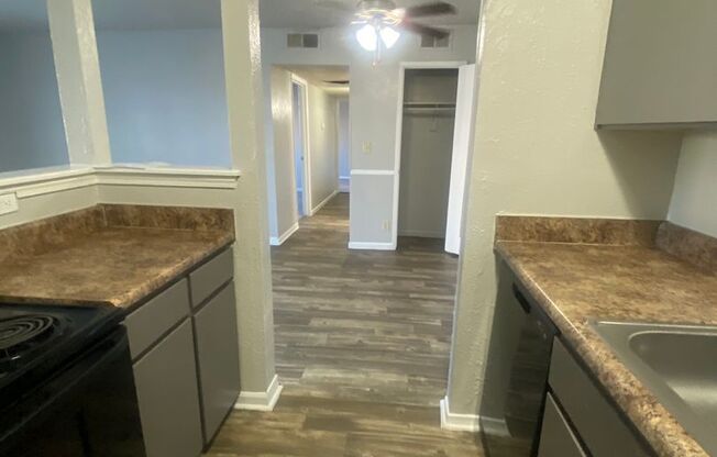 2 beds, 1 bath, 900 sqft, $1,051, Unit 09H