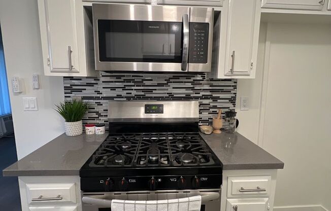 2 beds, 1 bath, 1,100 sqft, $2,475, Unit 241-39