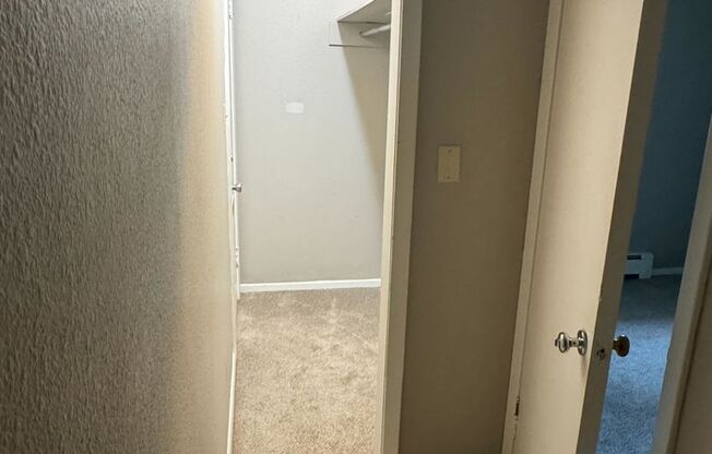 3 beds, 1 bath, $975, Unit 9