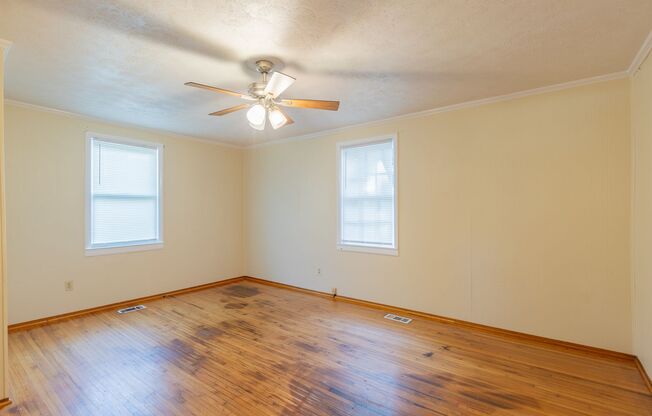 Convenient 2/1 home in the middle of town!