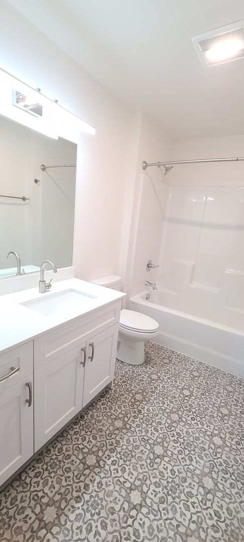2 beds, 1 bath, 925 sqft, $1,700, Unit M103