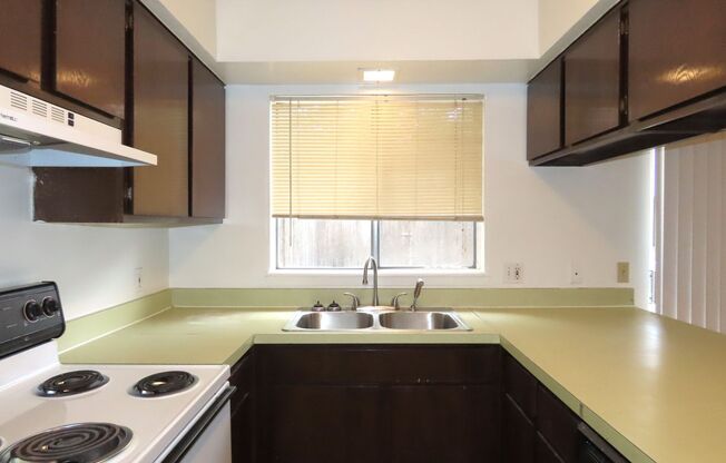 2 beds, 1.5 baths, $1,100, Unit APARTMENT # 3