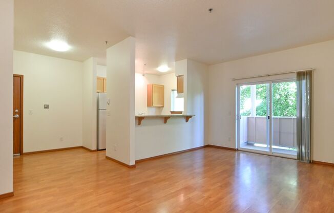 3 beds, 2 baths, $2,400, Unit 201