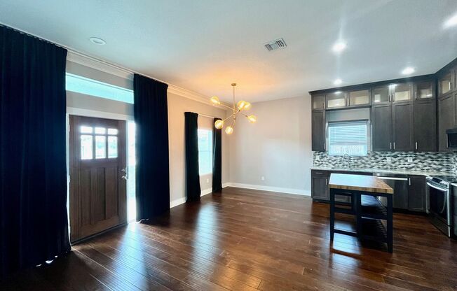 3/2 Single Story Conveniently Located to Downtown & the Pearl ~ Move in Ready!