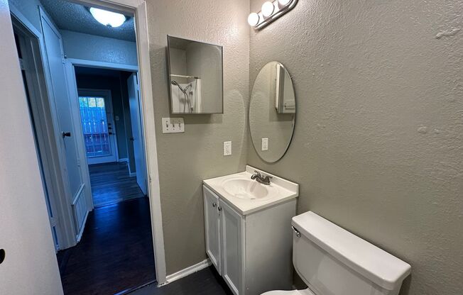 2 beds, 1 bath, $1,295, Unit Unit B