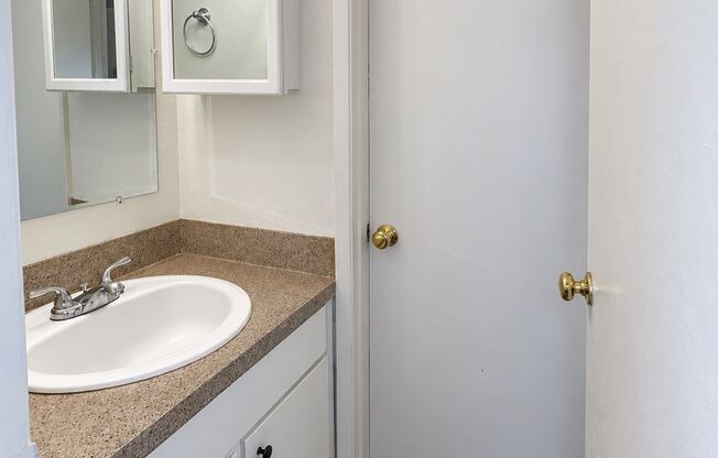 2 beds, 1 bath, 940 sqft, $1,350, Unit 37