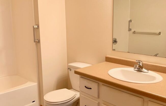 2 beds, 1 bath, 918 sqft, $995, Unit ME 2401-07