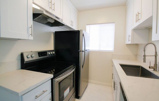 (6075) 15339 Weddington St.