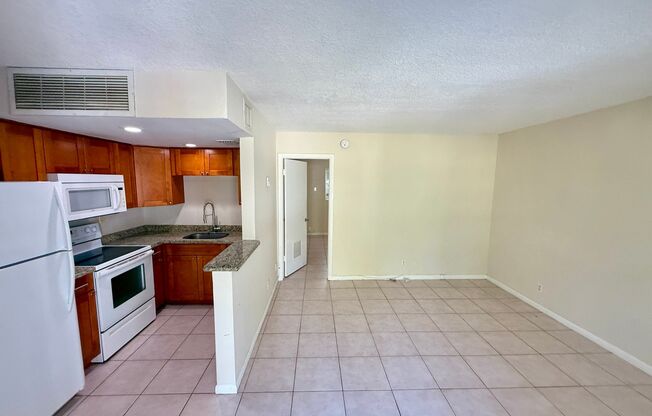 Charming 1/1 Centrally Located In The Heart Of Victoria Park