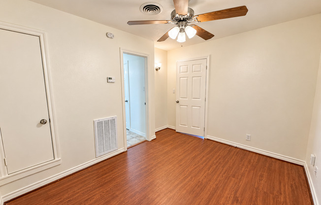 1 bed, 1 bath, 530 sqft, $950, Unit Skyway Unit 8 > SAK