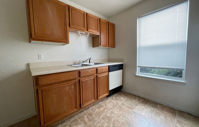 2 beds, 1 bath, 795 sqft, $695, Unit # B