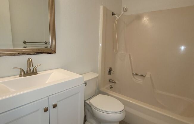 3 beds, 1.5 baths, 1,253 sqft, $1,550, Unit 2105 South Ash Ave