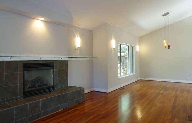 GREAT North Los Altos Home, large rooms, vaulted ceilings, chef's kitchen, close to schools/town!