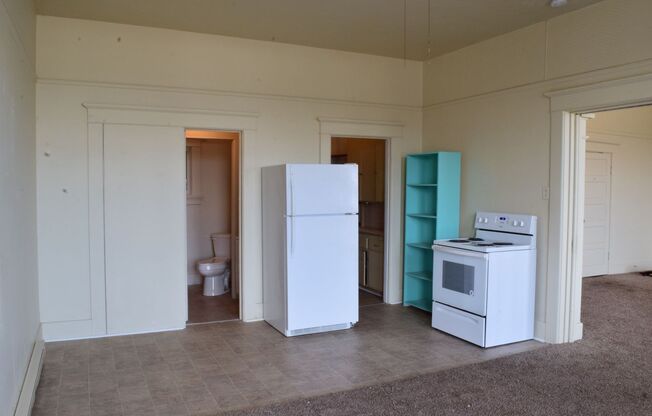 Studio, 1 bath, 690 sqft, $1,195, Unit KP 13