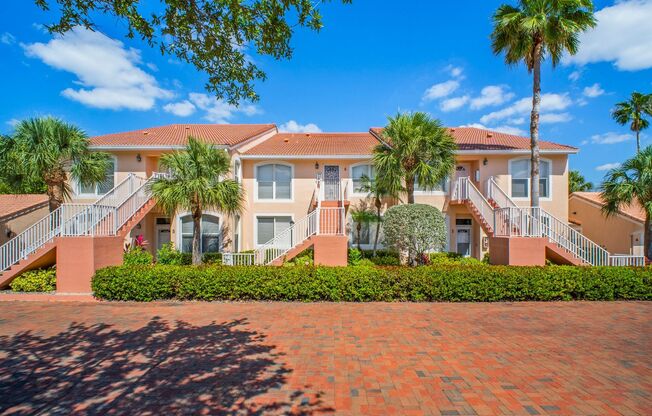 Desirable 2 beds 2 baths condo with garage in Naples