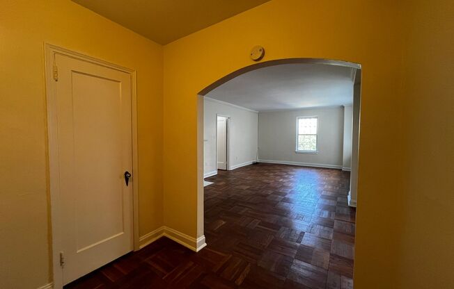 2 beds, 1 bath, 975 sqft, $2,055, Unit Royal York 802