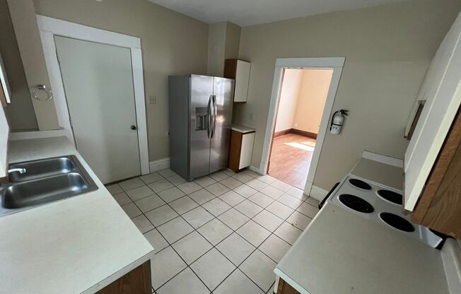 4 beds, 2 baths, $1,595, Unit 1011