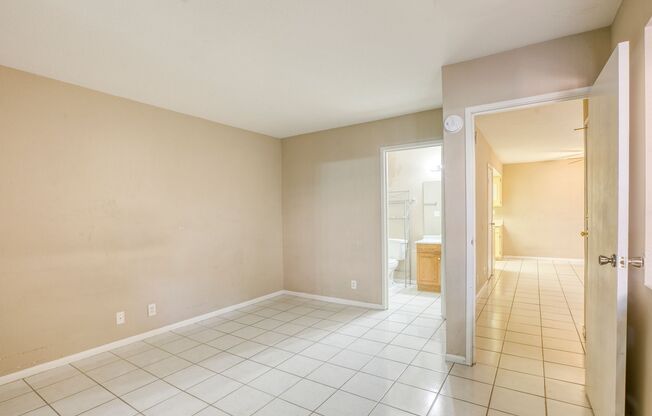 1 bed, 1 bath, $1,000, Unit #G