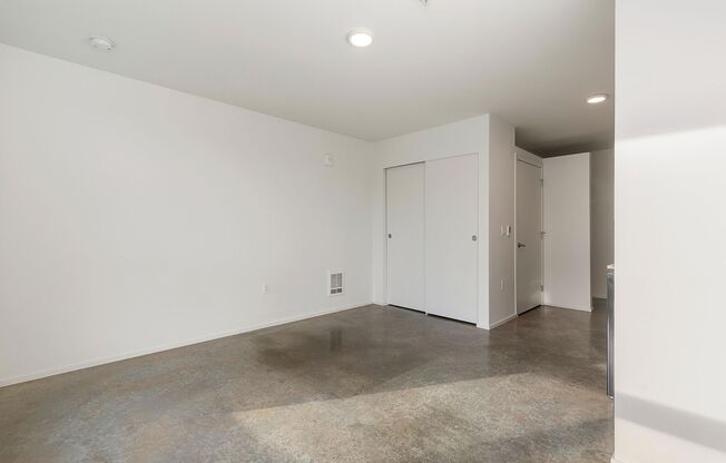 Studio, 1 bath, 315 sqft, $1,280, Unit 210