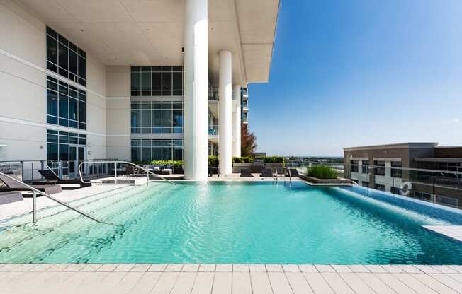 Midtown Dallas TX Apartments for Rent - The Heights at Park Lane - Infinity Edge Pool on Rooftop with View of The City