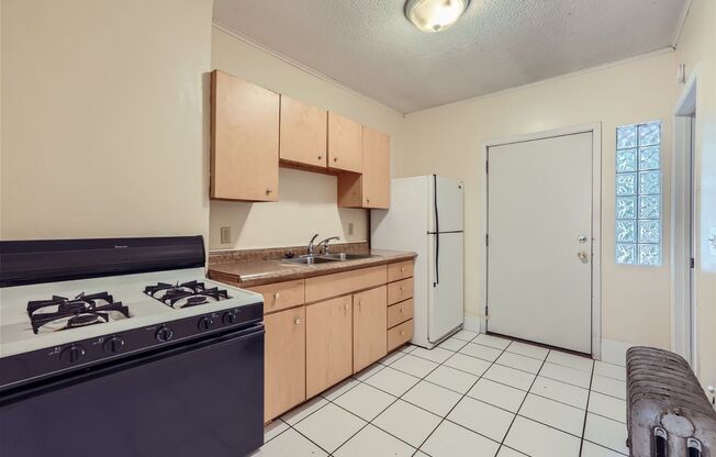 3 beds, 1 bath, 1,300 sqft, $1,899