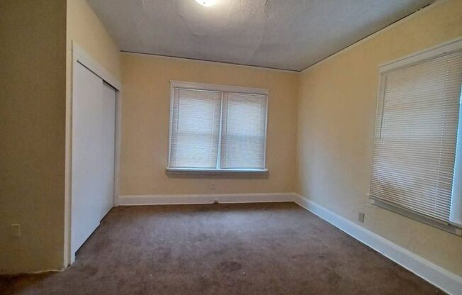 3 beds, 1 bath, 1,200 sqft, $840