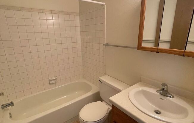 2 beds, 1 bath, $650, Unit 24