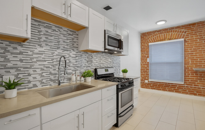 Studio, 1 bath, 490 sqft, $1,420, Unit 307