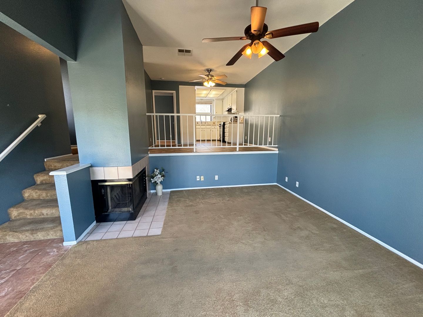 Spacious 3-Bedroom Townhome with Community Amenities in Canyon Country!