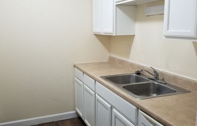 2 beds, 1 bath, 825 sqft, $775