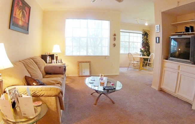REDUCED! Your Perfect 1b-1b Orlando Retreat Awaits! Partial Golf Course Views ~