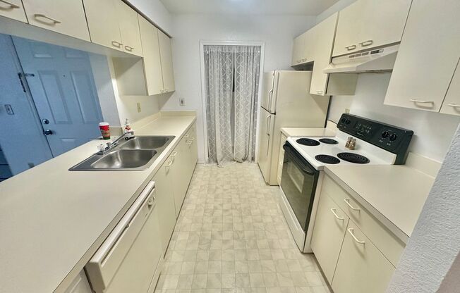 2 beds, 1 bath, 810 sqft, $1,395, Unit r2550n3304